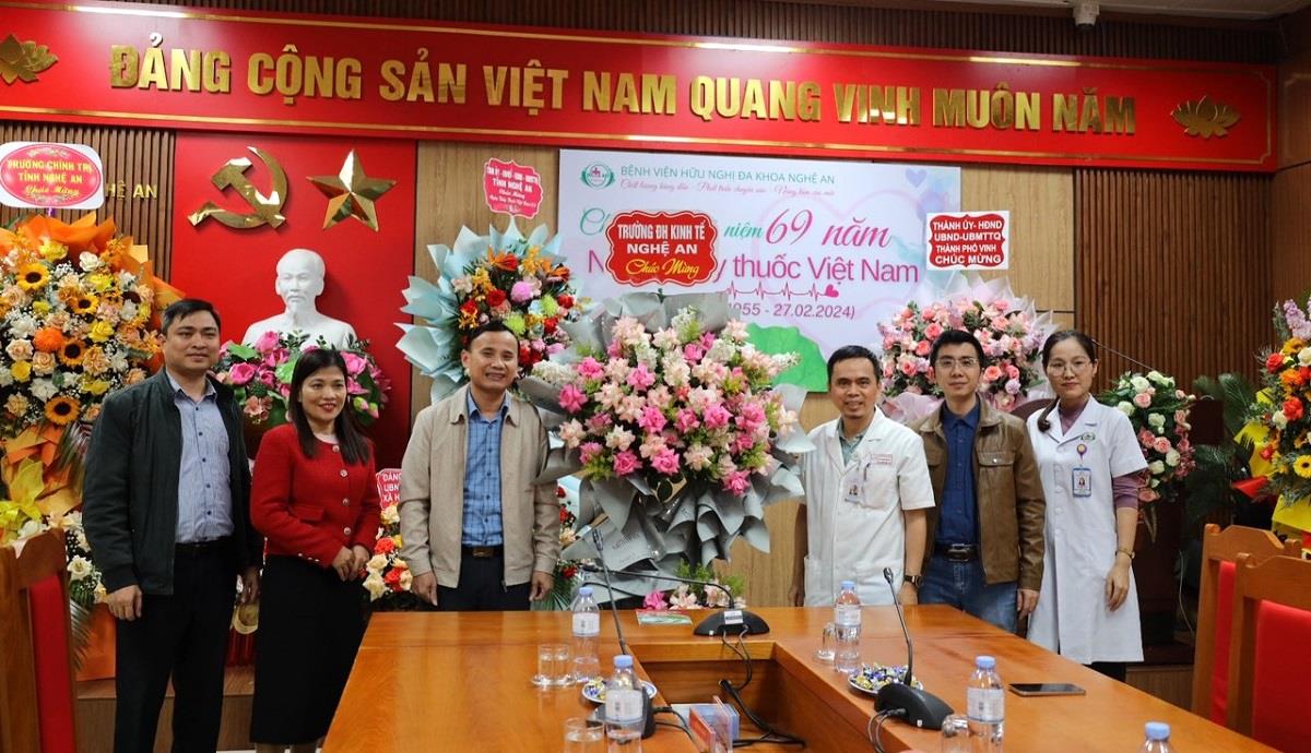 Trường Đại học Kinh tế Nghệ An thăm và chúc mừng các bệnh viện trên địa bàn tỉnh nhân dịp kỷ niệm 69 năm ngày Thầy thuốc Việt Nam 27/02