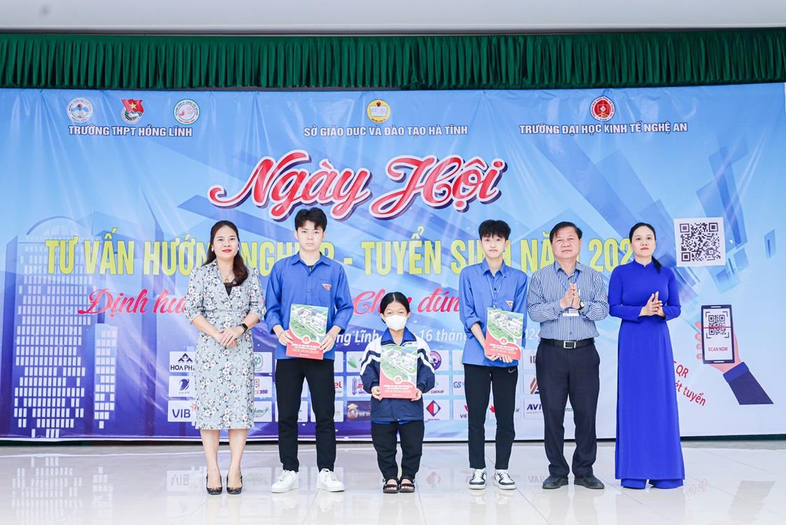 NAUE mang đến nhiều thông tin bổ ích cho học sinh tại Ngày hội Tư vấn hướng nghiệp -Tuyển sinh 2024