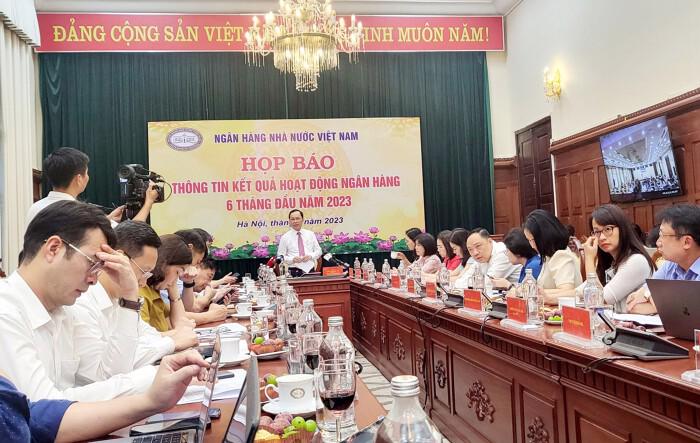 Phó  Thống đốc Đào Minh Tú điều hành họp báo.