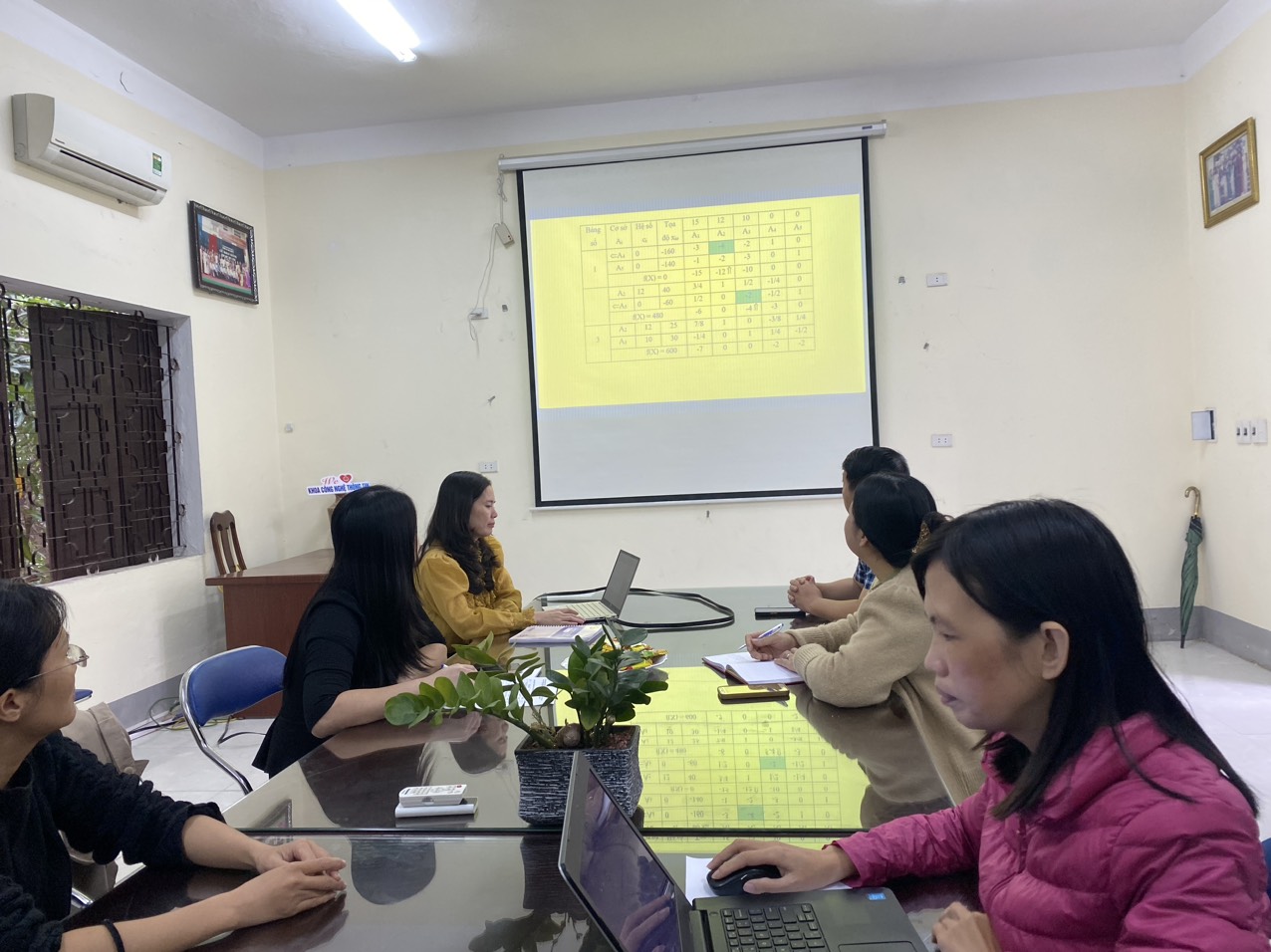 Các giảng viên tham gia thảo luận