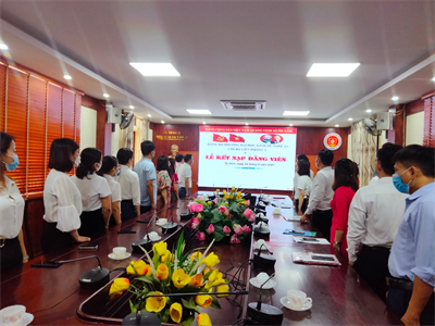 Trường Đại học Kinh tế Nghệ An tổ chức kết nạp Đảng viên mới