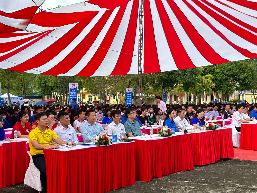 Trường Đại học Kinh tế Nghệ An tham gia Ngày hội Tư vấn hướng nghiệp và giới thiệu việc làm tại huyện Con Cuông (Nghệ An)
