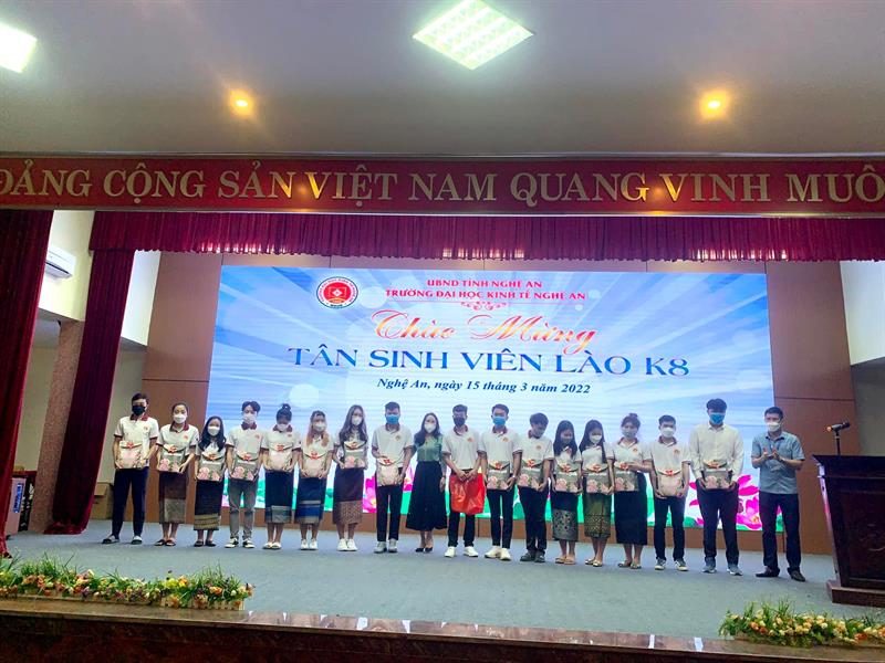 Khoa Lý luận chính trị tặng quà cho Tân lưu học sinh Lào K8