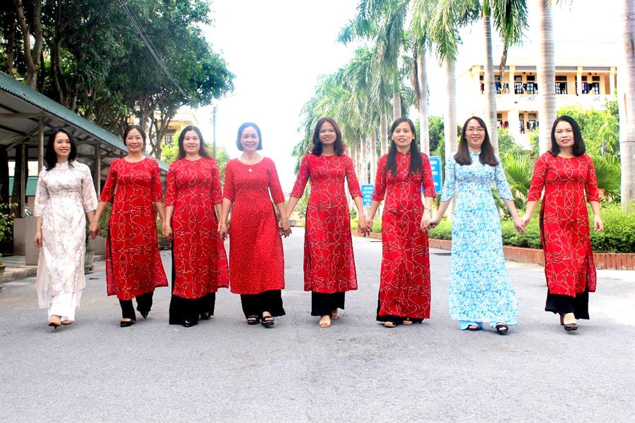 Một số hình ảnh của nữ đoàn viên công đoàn hưởng ứng Tuần lễ áo dài Việt Nam