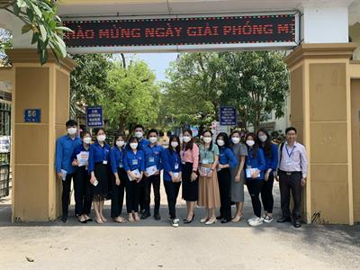 Khoa Kinh tế - Quản trị kinh doanh tư vấn tuyển sinh tại trường THPT Nguyễn Trường Tộ