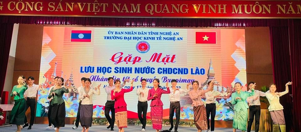 Trường Đại học Kinh tế Nghệ An chúc mừng các em lưu học sinh Lào nhân dịp Tết cổ truyền Bunpimay