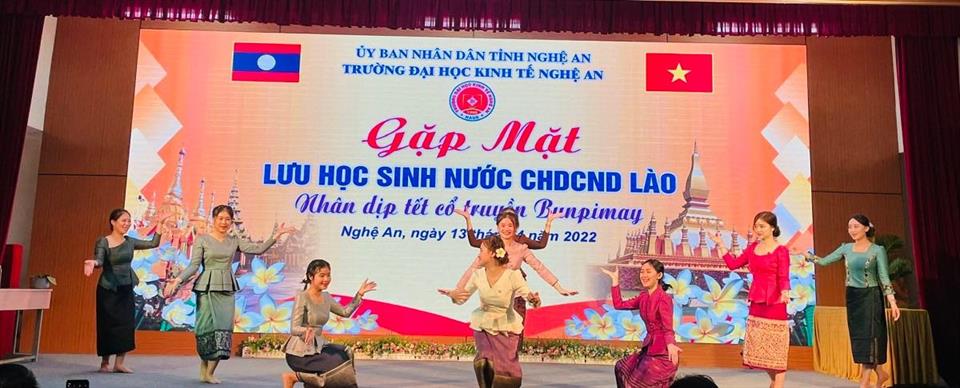 Vui Tết truyền thống Bunpimay cho sinh viên Lào tại Trường Đại học Kinh tế Nghệ An