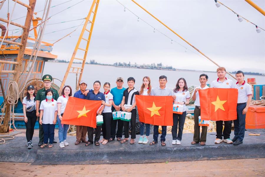 Đoàn trường trao tặng 200 lá cờ tổ quốc cho ngư dân biển Cửa Lò