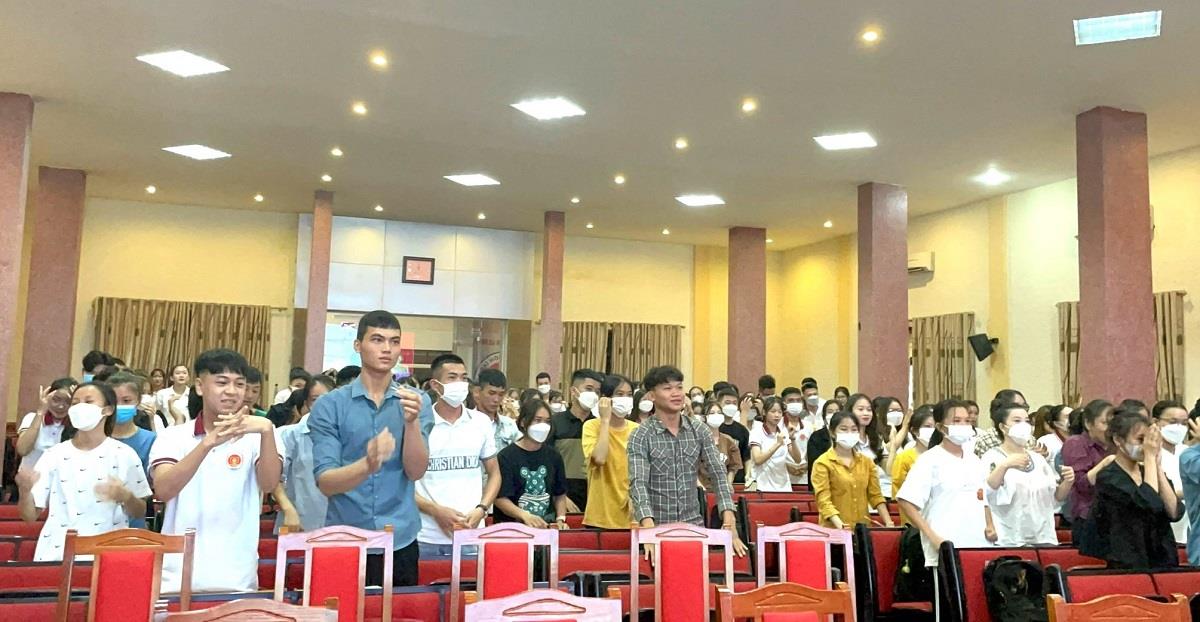 Trường Đại học Kinh tế Nghệ An tổ chức Tuần sinh hoạt Công dân mang lại kiến thức bổ ích cho tân sinh viên