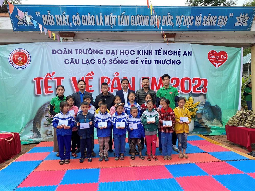 Khoa Tài chính – Ngân hàng chung tay cùng “Tết về Bản em”