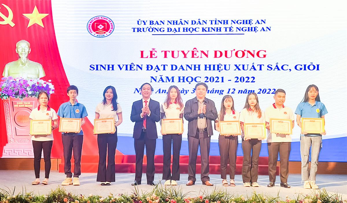 Lễ tuyên dương sinh viên đạt danh hiệu xuất sắc, giỏi năm học 2021 - 2022