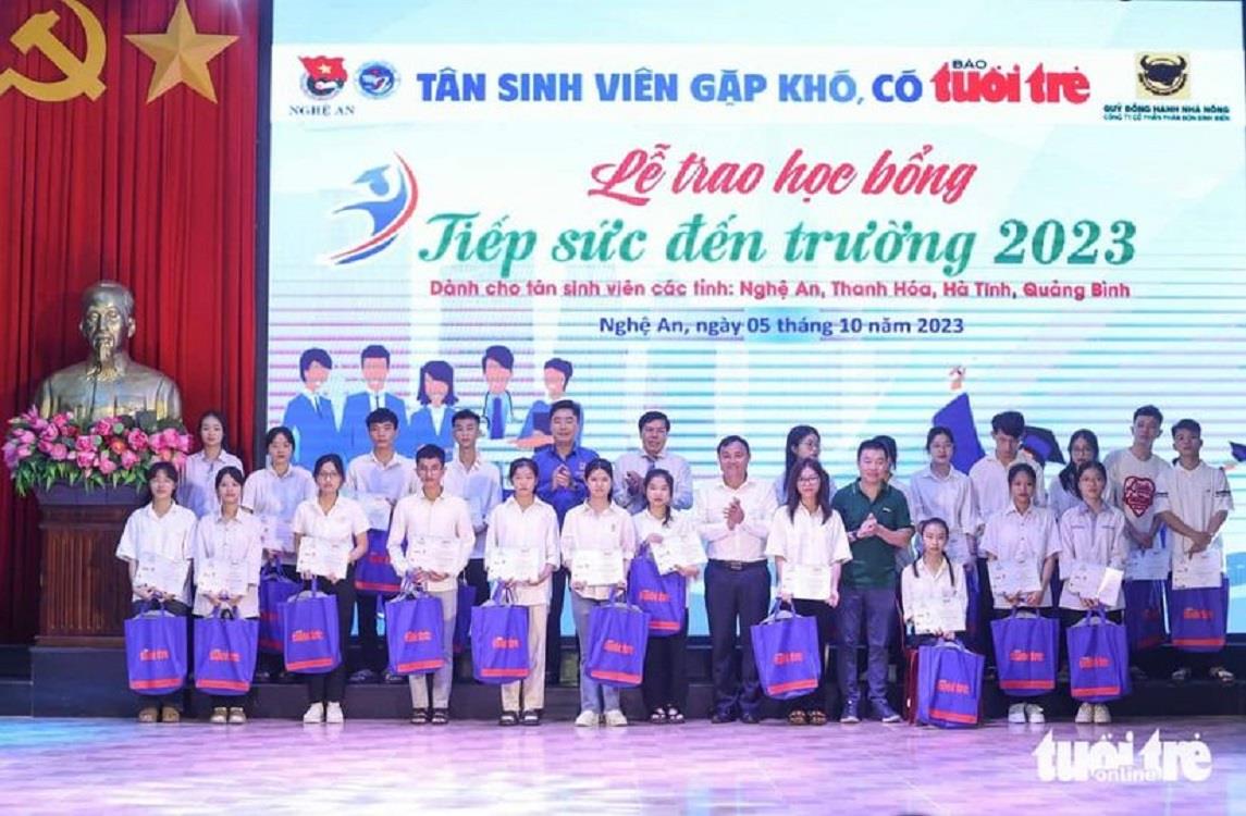 Tân sinh viên K10 Trường Đại học Kinh tế Nghệ An nhận học bổng “Tiếp sức đến trường” của Báo Tuổi Trẻ