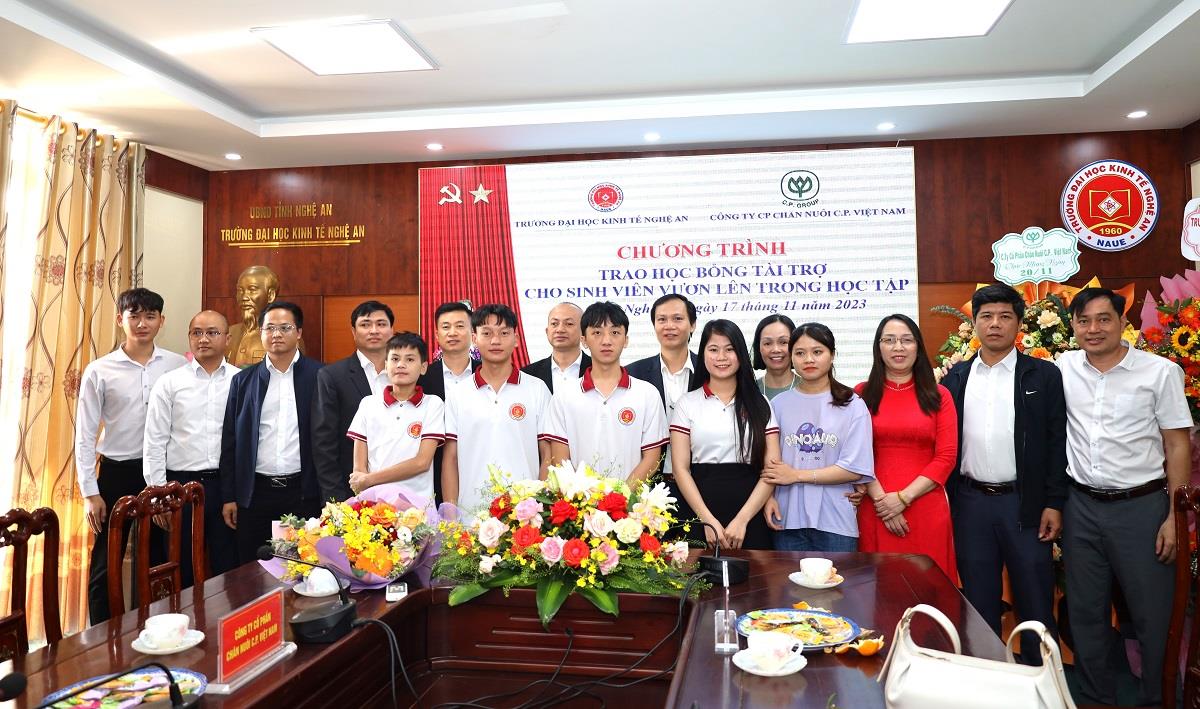 Công ty cổ phần chăn nuôi C.P. Việt Nam trao học bổng cho sinh viên khoa Nông Lâm Ngư Trường Đại học Kinh tế Nghệ An