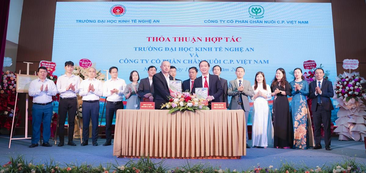 Lễ ký kết thỏa thuận hợp tác giữa Trường Đại học Kinh tế Nghệ An và các doanh nghiệp