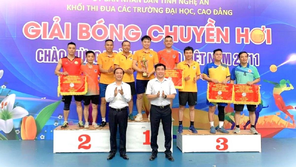 Trường Đại học Kinh tế Nghệ An đạt Giải ba Giải bóng chuyền hơi nam - nữ Khối Thi đua các trường đại học, cao đẳng trên địa bàn tỉnh Nghệ An