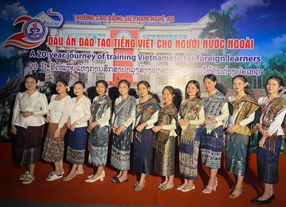 Lưu sinh viên Lào Trường Đại học Kinh tế Nghệ An tham gia biểu diễn văn nghệ chào mừng lễ Khai giảng Lớp tiếng Việt K20 tại Trường CĐ Sư phạm Nghệ An