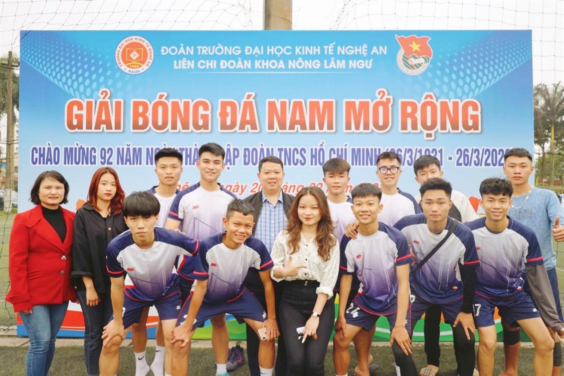 Sinh viên ngành Công nghệ thông tin tham gia giải bóng đá nam mở rộng chào mừng 92 năm ngày thành lập Đoàn TNCS Hồ Chí Minh