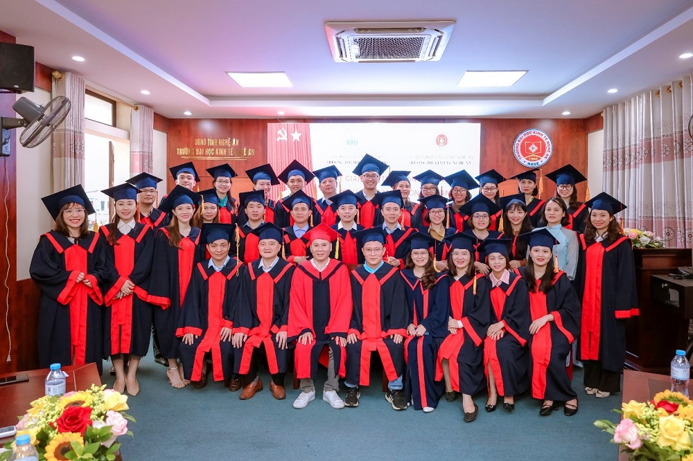 Trường Đại học Kinh tế Nghệ An: Bế giảng và trao bằng tốt nghiệp đại học vừa làm vừa học ngành Ngôn ngữ Anh