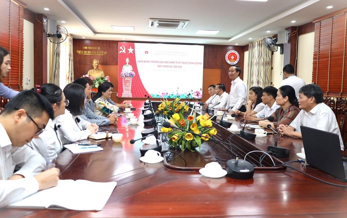 Trường Đại học Kinh tế Nghệ An đón tiếp đoàn công tác Trường Đại học Kinh tế kỹ thuật Bình Dương