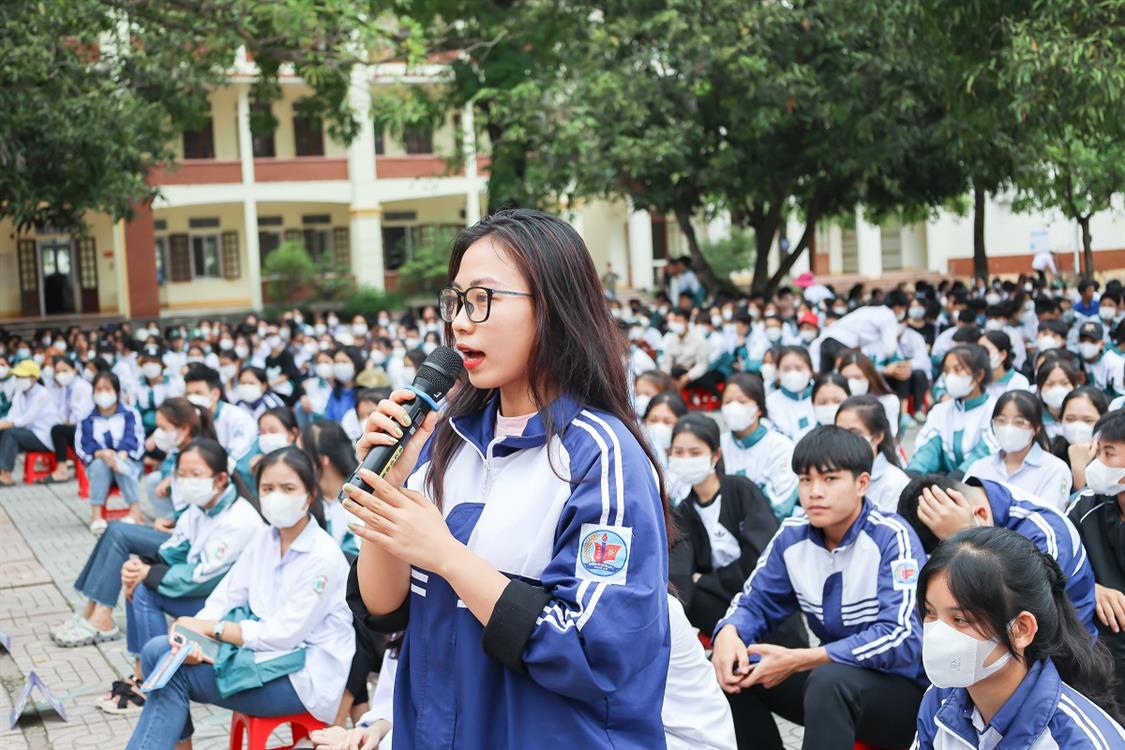 Nhiều suất học bổng có ý nghĩa được trao tại Ngày hội tư vấn Hướng nghiệp - tuyển sinh 2023 “Định hướng tương lai - chọn đúng ngành nghề” tại trường THPT Quỳnh Lưu 2