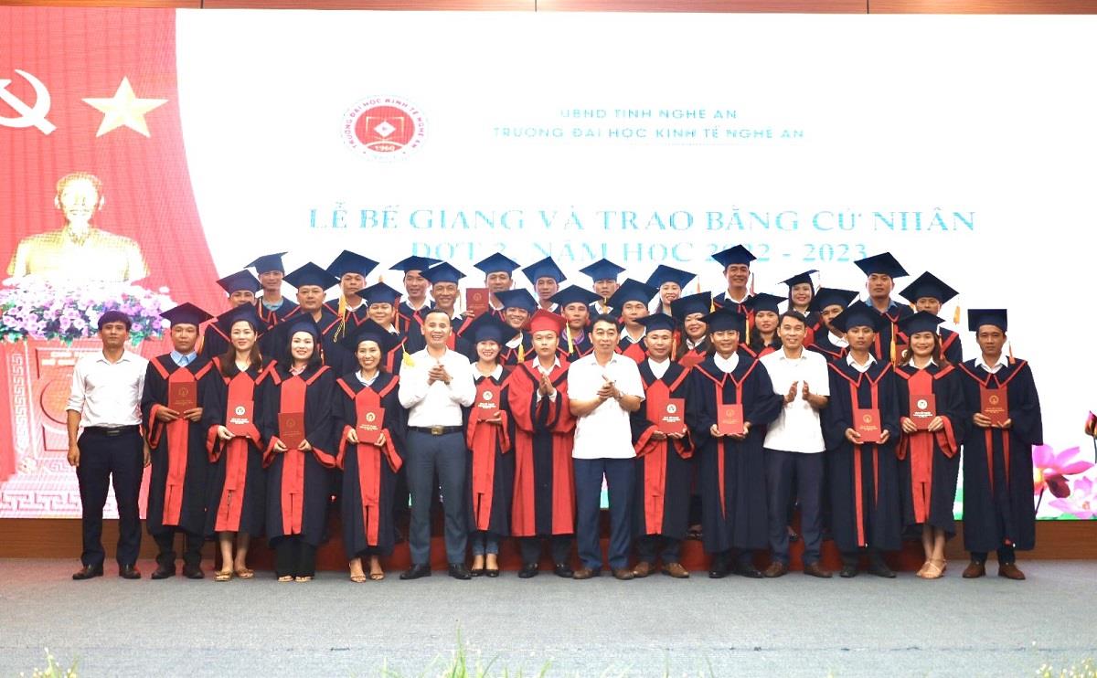 Sinh viên Khoa Kinh tế - Quản trị kinh doanh rạng rỡ trong ngày tốt nghiệp: Thành tựu và khát vọng