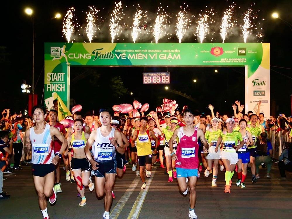 Sinh viên Trường Đại học Kinh tế Nghệ An hỗ trợ tình nguyện viên giải chạy marathon “Cùng Faith về miền Ví giặm”