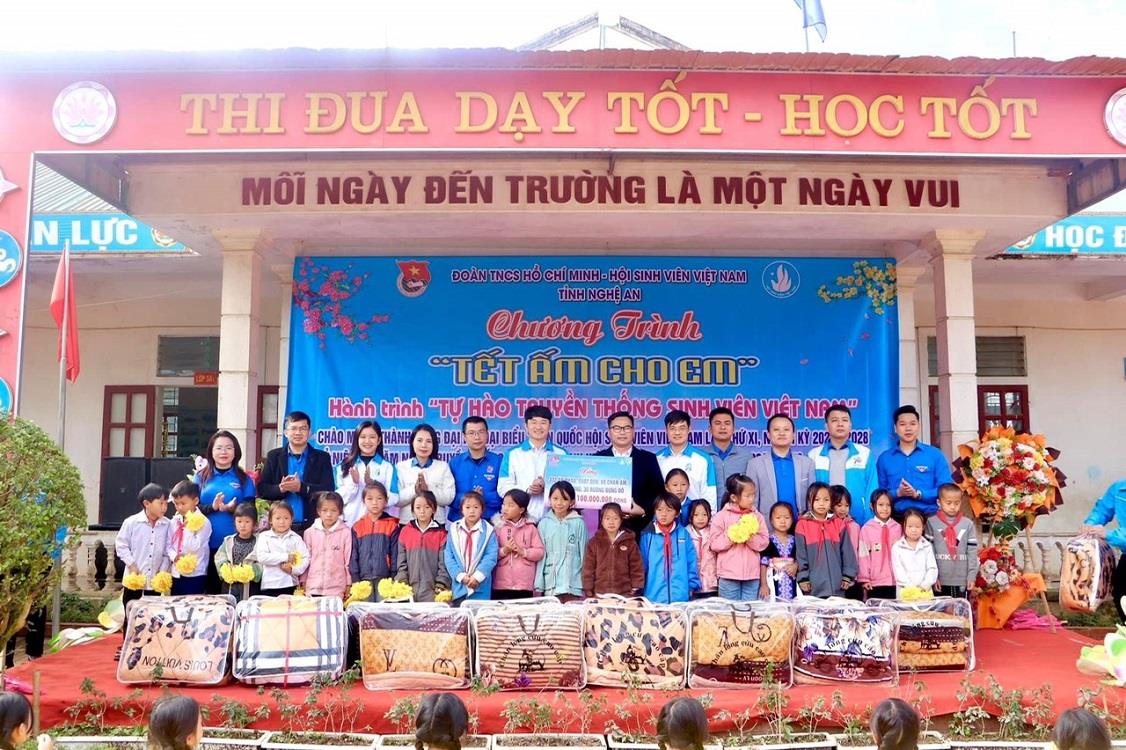 Hành trình đưa tết ấm về các em nhỏ xã Huồi Tụ, huyện Kỳ Sơn