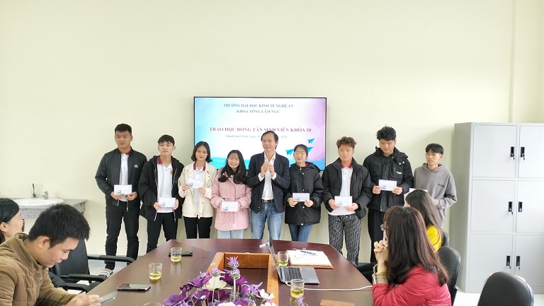 Khoa Nông Lâm Ngư tổ chức chương trình “Đồng hành cùng sinh viên về quê đón tết - Trao học bổng Tân sinh viên khóa 10”