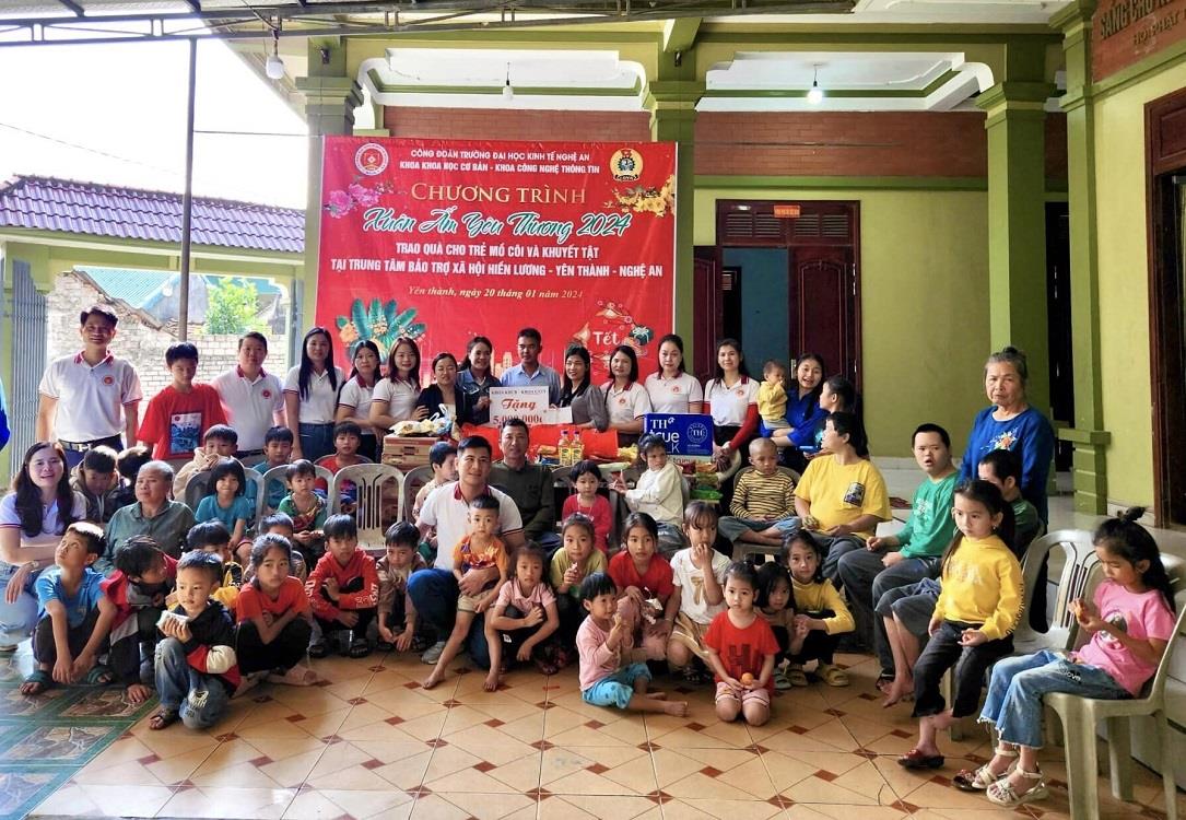 Thăm, tặng quà trẻ khuyết tật ở huyện Yên Thành, Nghệ An