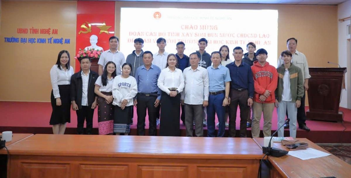 Chào đón lưu học sinh Lào nhập học Trường Đại học Kinh tế Nghệ An