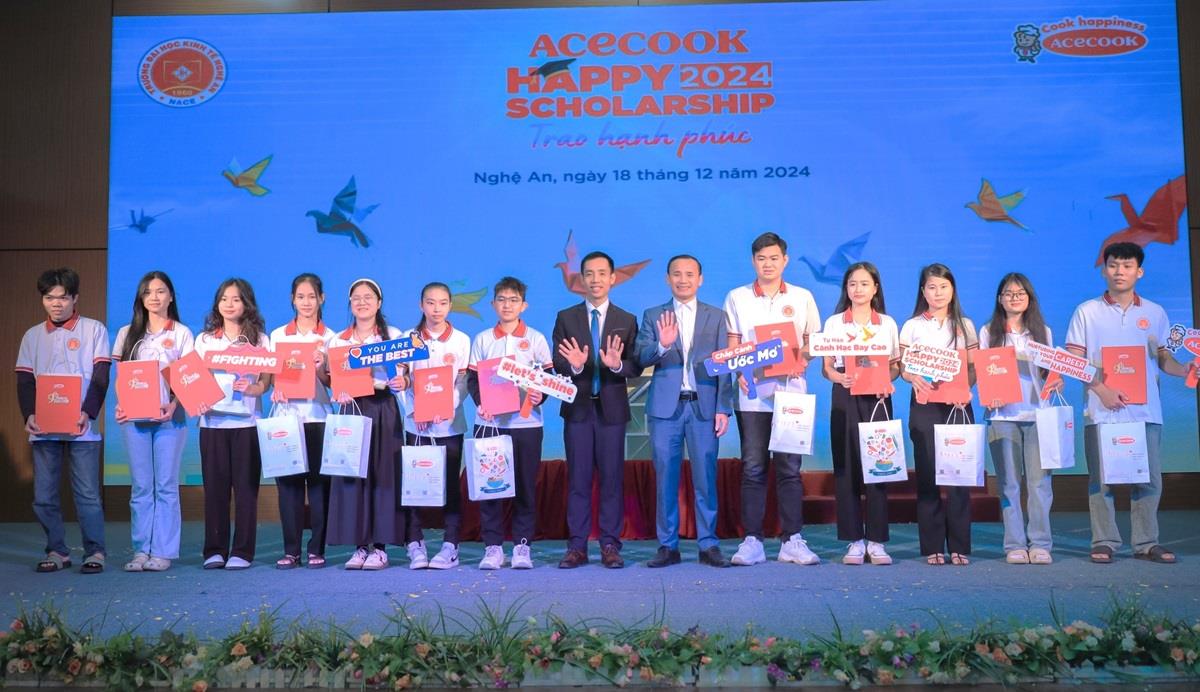 Acecook Happy Scholarship (AHS) 2024 trao 12 suất học bổng cho sinh viên Trường Đại học Kinh tế Nghệ An tiểu biểu vượt khó