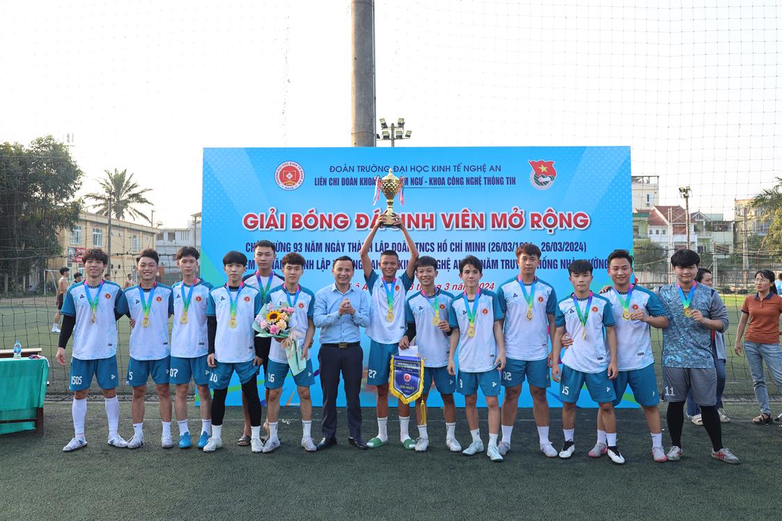 Chúc mừng đội bóng đá Nam khoa CNTT dành Cúp vô địch giải bóng đá sinh viên mở rộng Naue 2024