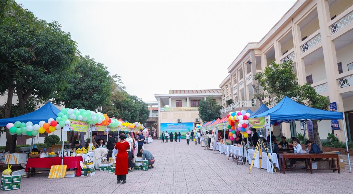 Khoa Nông Lâm Ngư tổ chức trưng bày gian hàng chào mừng kỷ niệm 20 năm thành lập (2005–2025)