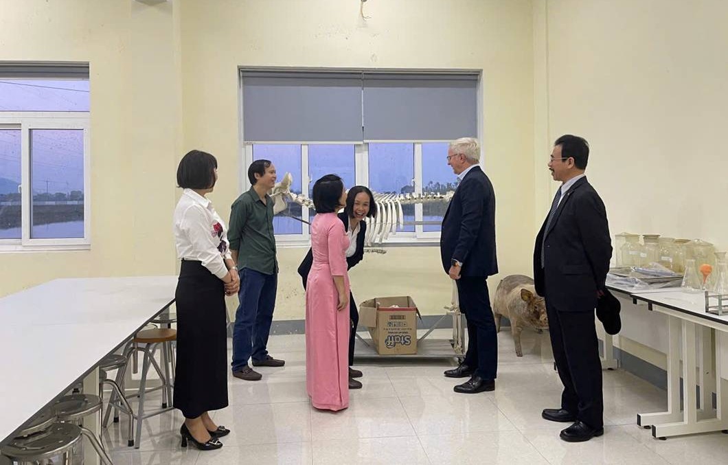 Tổ chức PUM và Ban giám hiệu nhà trường đến tham quan phòng thực hành Khoa Nông Lâm Ngư