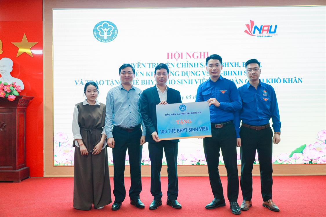 CHĂM LO SỨC KHỎE SINH VIÊN: NHIỀU SINH VIÊN KHOA KINH TẾ – QUẢN TRỊ KINH DOANH ĐƯỢC HỖ TRỢ THẺ BẢO HIỂM Y TẾ