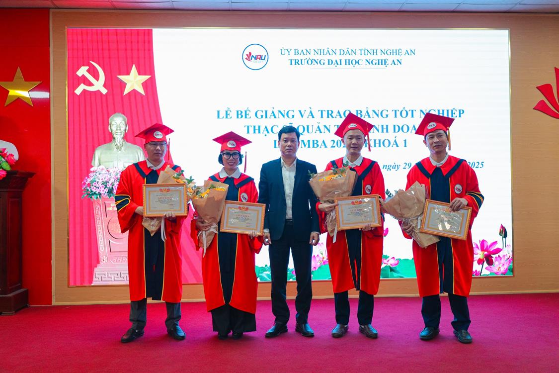 Lễ tốt nghiệp và trao bằng Thạc sĩ Quản trị kinh doanh – Bước ngoặt quan trọng trong hành trình đổi mới và phát triển giáo dục sau đại học của Trường Đại học Nghệ An