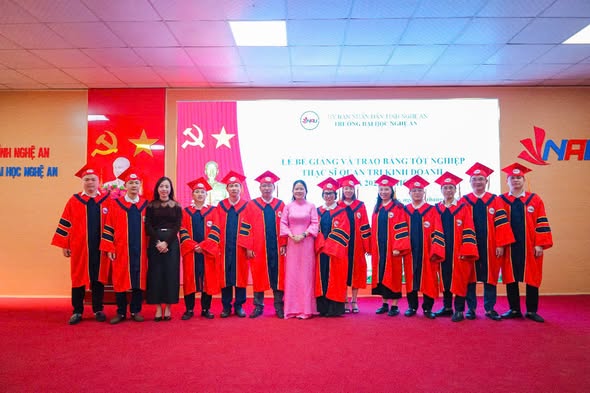 LỄ TỐT NGHIỆP VÀ TRAO BẰNG THẠC SĨ QUẢN TRỊ KINH DOANH – KHÓA 1