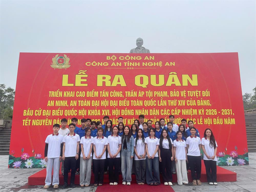 SINH VIÊN KHOA KINH TẾ – QUẢN TRỊ KINH DOANH THAM GIA LỄ RA QUÂN CAO ĐIỂM BẢO ĐẢM AN NINH, TRẬT TỰ TRÊN ĐỊA BÀN TỈNH NGHỆ AN