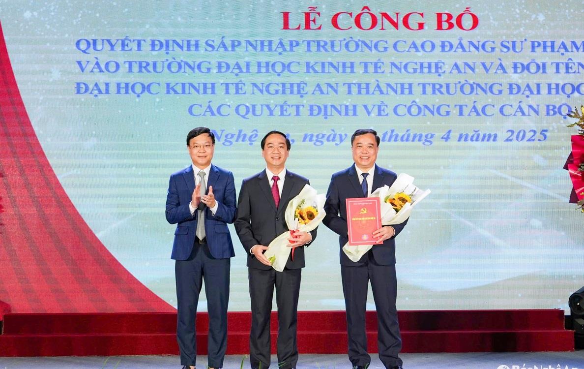 NAU - Công bố Quyết định thành lập Ban Chấp hành Đảng bộ Trường Đại học Nghệ An