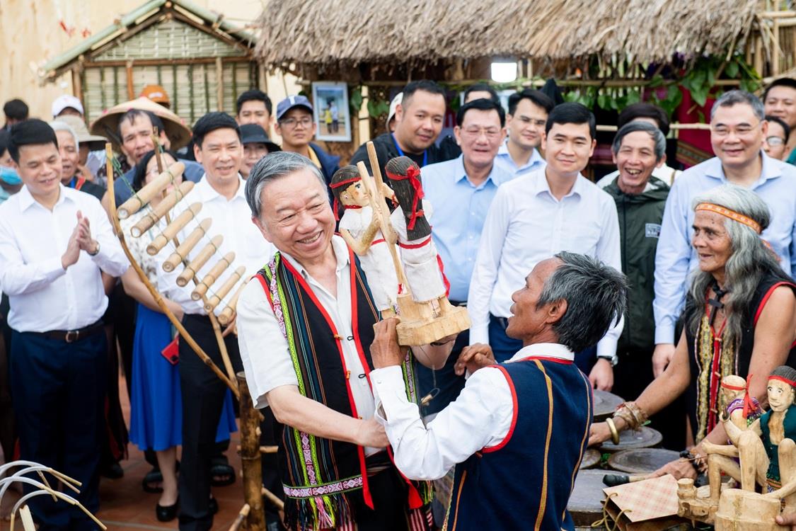 Bảo vệ nền tảng tư tưởng của Đảng, đấu tranh phản bác các quan điểm sai trái, thù địch trong bối cảnh mới
