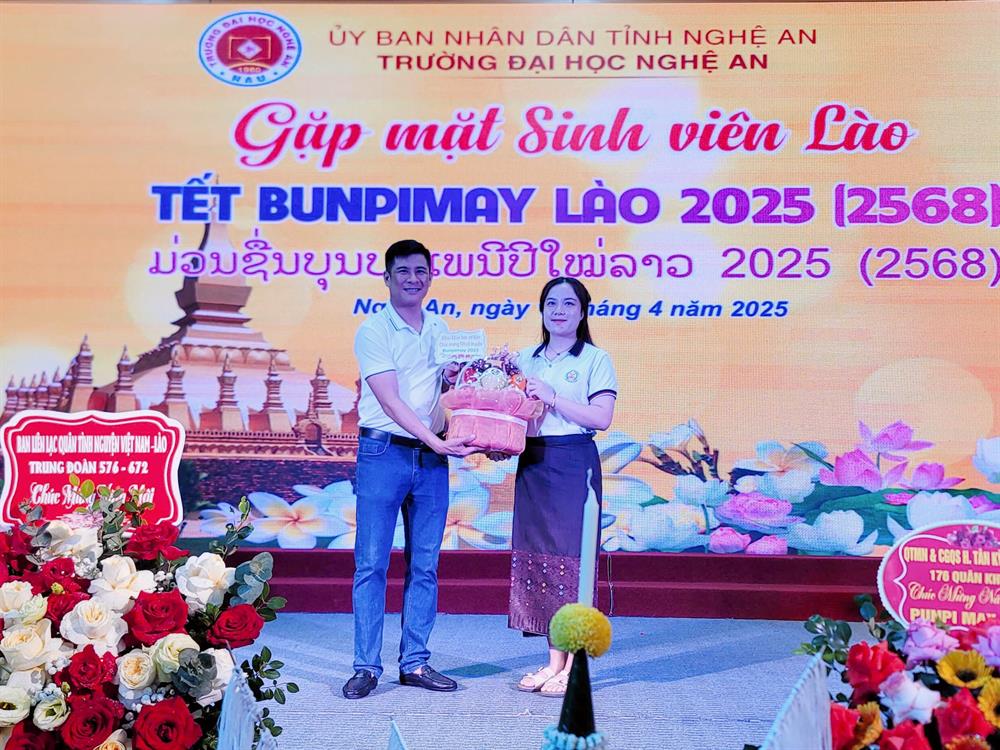 Khoa Khoa học Cơ bản chung vui cùng lưu học sinh Lào đón Tết Bunpimay 2025