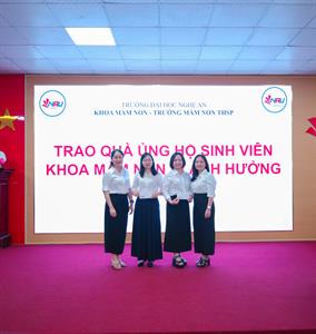 Công đoàn Khoa Mầm non và Trường Mầm non THSP ủng hộ sinh viên bị ảnh hưởng bởi lũ lụt