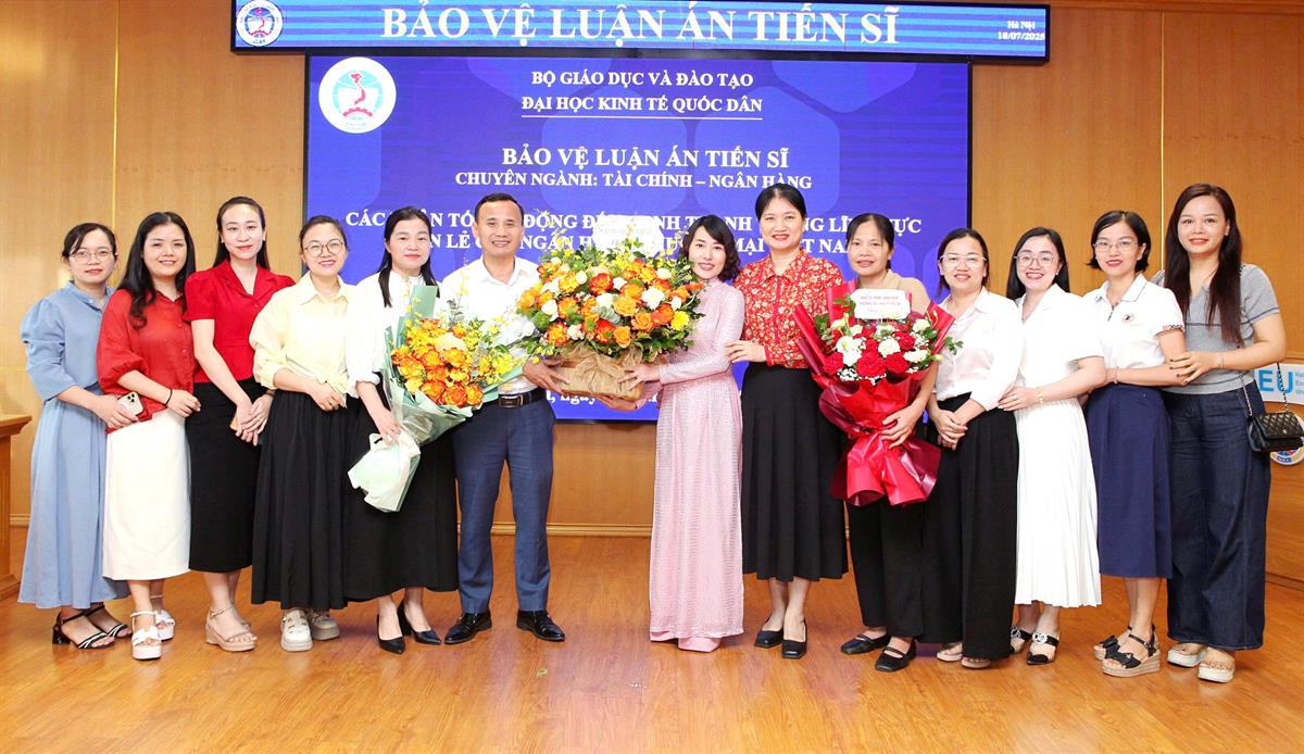 Nghiên cứu sinh Hoàng Thị Huyền - Khoa Tài chính - Ngân hàng, Trường Đại học Nghệ An bảo vệ thành công Luận án Tiến sĩ