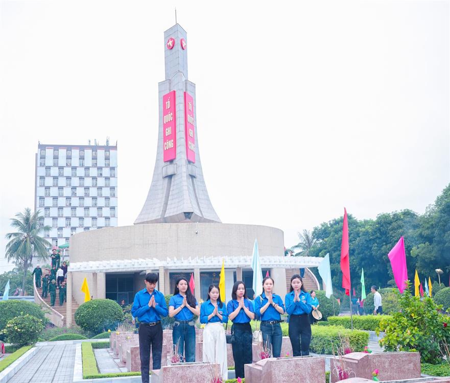 Trường Đại học Nghệ An dâng hương nhân ngày thương binh liệt sĩ