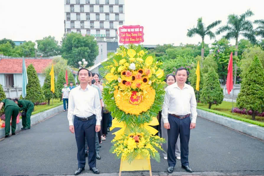 Trường Đại học Nghệ An tổ chức Lễ dâng hoa, dâng hương tưởng niệm các Anh hùng liệt sĩ tại Nghĩa trang liệt sĩ thành phố Vinh (cũ), tỉnh Nghệ An