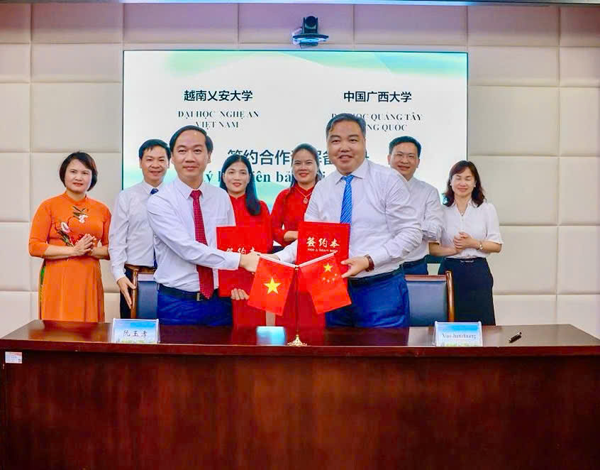 Trường Đại học Nghệ An (Việt Nam) ký kết hợp tác chiến lược với Đại học Quảng Tây (Trung Quốc)