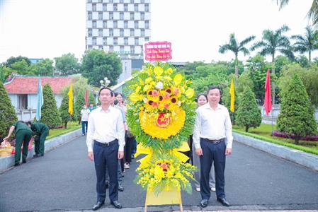 Xin kính cẩn nghiêng mình trước anh linh của các Anh hùng liệt sĩ