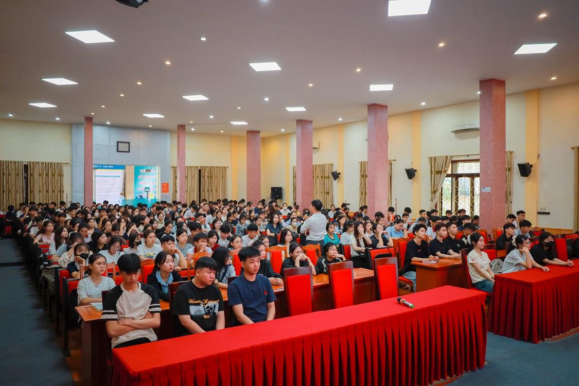 Học tập chính trị đầu khóa - Bước khởi đầu ý nghĩa của tân sinh viên K12 Trường Đại học Nghệ An