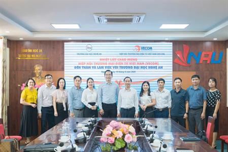 Hợp tác chiến lược trong đào tạo nhân lực Thương mại điện tử & mở rộng cơ hội việc làm cho sinh viên