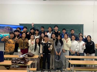 Sinh viên Giáo dục tiểu học rèn nghề hỗ trợ Lưu học sinh Lào trong học tập và đời sống